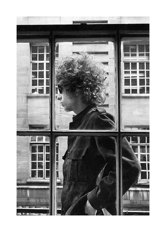 - Svartvitt foto av Bob Dylan stående på utsidan av ett fönster