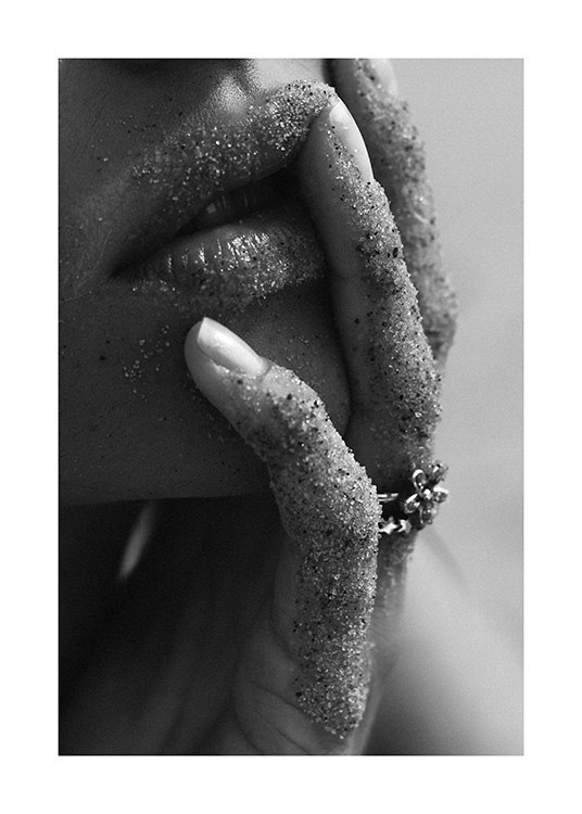  – Svartvit närbild av en kvinna med sandiga läppar och sandiga fingrar