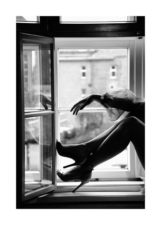  - Svartvitt fotografi av en kvinna med klackar som sitter i ett fönster