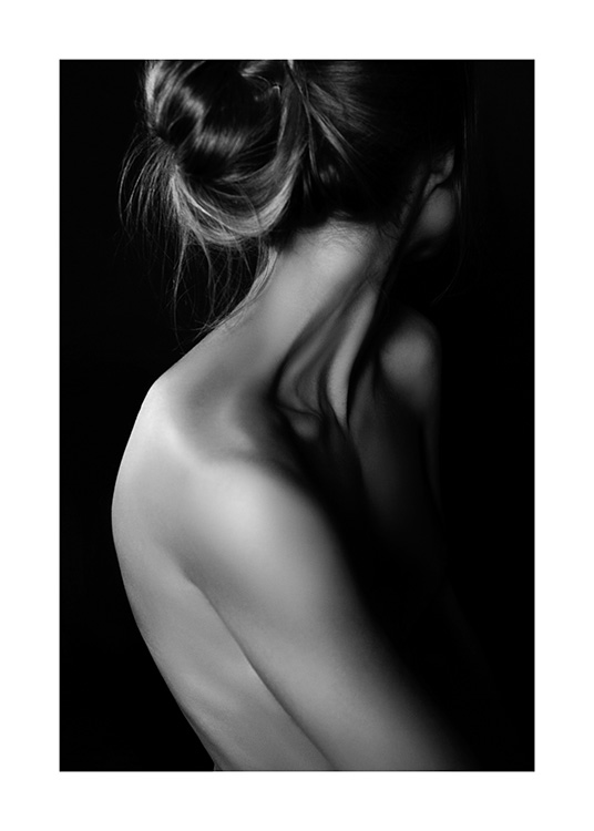  - Svartvitt fotografi av en kvinnas hals och axel