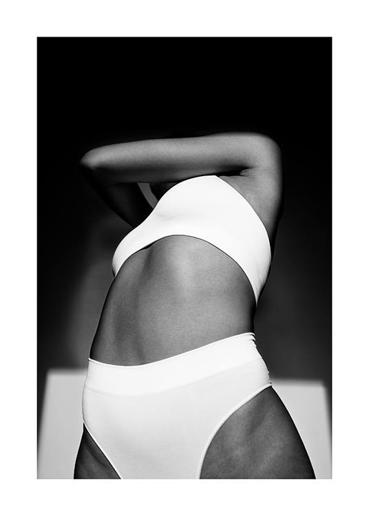  - Svartvitt fotografi av en kvinna i vita underkläder