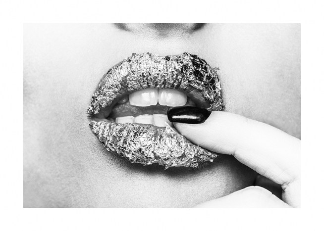  - Fotografi i svartvitt med ett finger mellan läppar täckta av folie