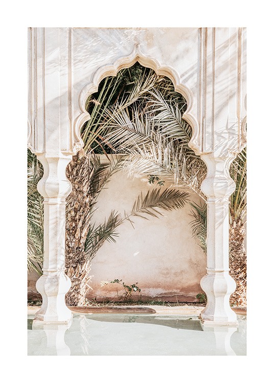  - Fotografi av palmer bakom ett vågigt valv och pelare