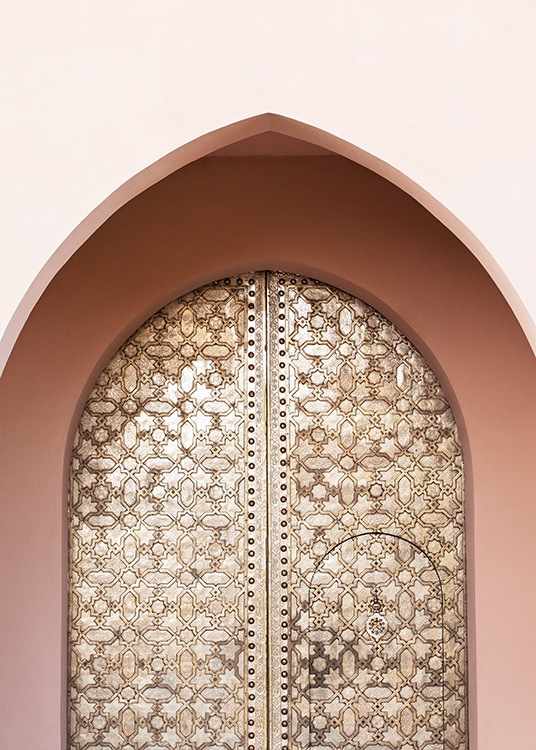  - Fotografi av ett rosa valv framför en gyllene, oval dörr
