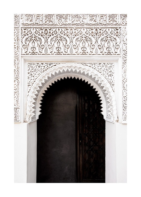  - Fotografi av en svart dörr och ett vitt valv med vackra detaljer och mönster