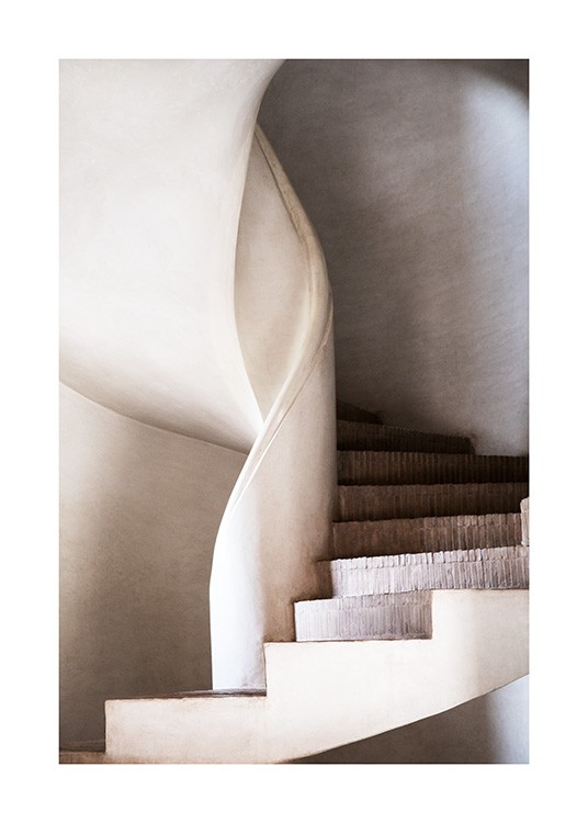  - Fotografi av en vit spiraltrappa med trappsteg av tegelstenar