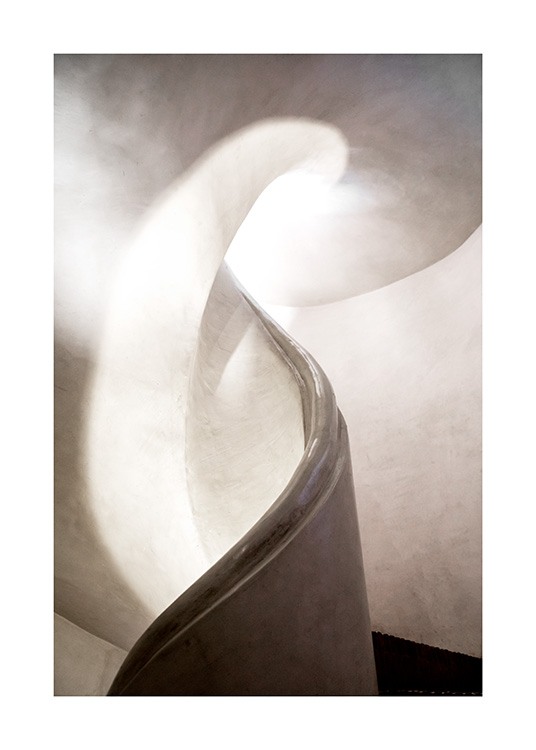  - Fotografi av en spiraltrappa i vit betong
