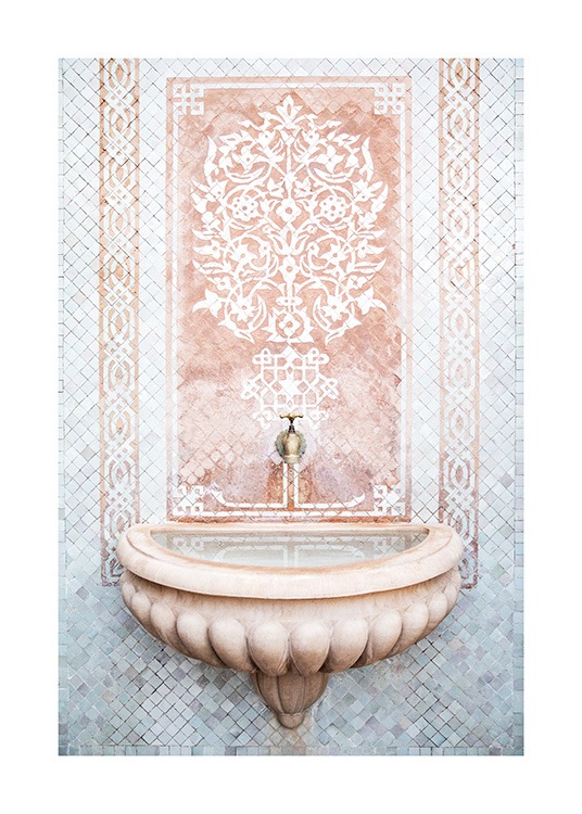  - Fotografi av en mosaikvägg i blått, rosa och vitt bakom en liten fontän