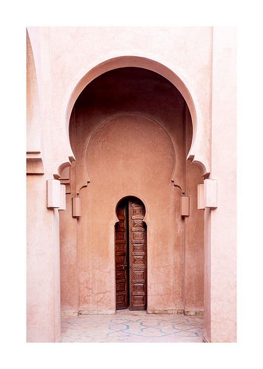  - Fotografi av en rosa byggnad med runda valv och en smal, brun dörr i mitten