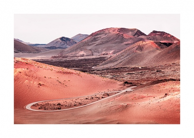 Fotografi av röd sand i ett vulkaniskt landskap med berg i bakgrunden