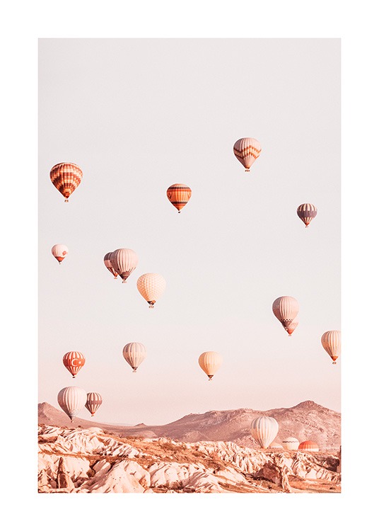  – Fotografi av ett bergslandskap med luftballonger som flyger över bergen