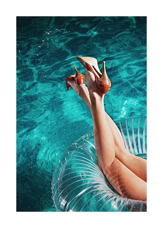  – Fotografi av ett par ben och högklackat i en badring i en pool