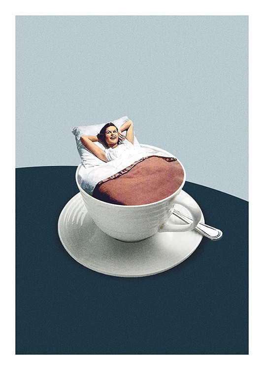  – Fotografi av en kvinna i en kaffekopp med ett täcke över sig