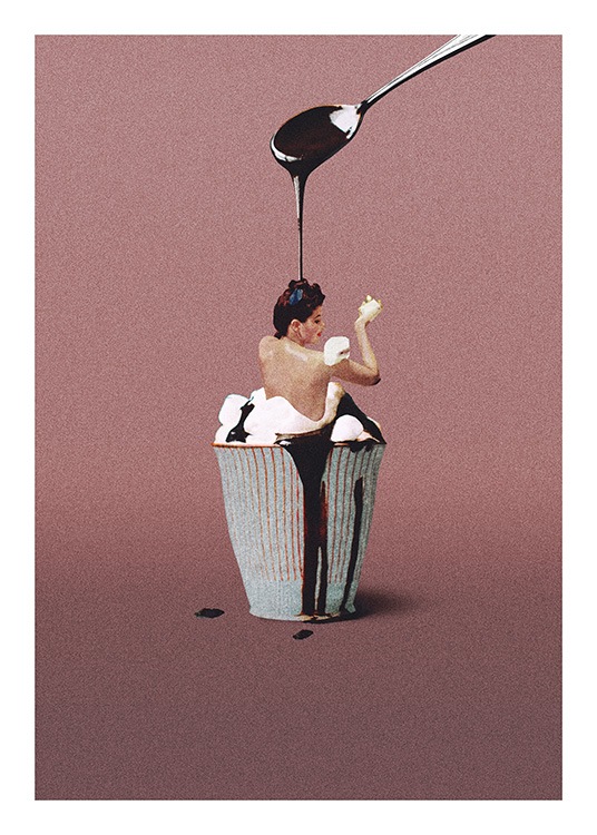  – Fotografi av en kvinna som badar i en kopp med chokladsås och vispgrädde