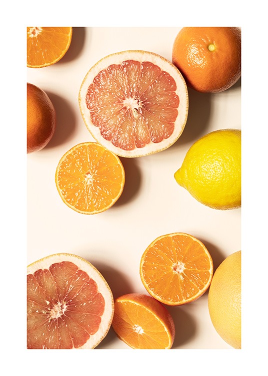  – Fotografi av citrusfrukter som ligger på en ljusgul bakgrund