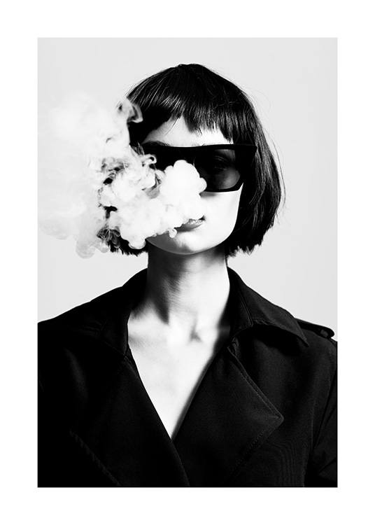  – Svartvitt fotografi av en kvinna i solglasögon och jacka med rök som kommer ut ur hennes mun