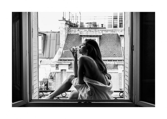  – Svartvitt fotografi av en kvinna som sitter i ett fönster och dricker ett glas vin
