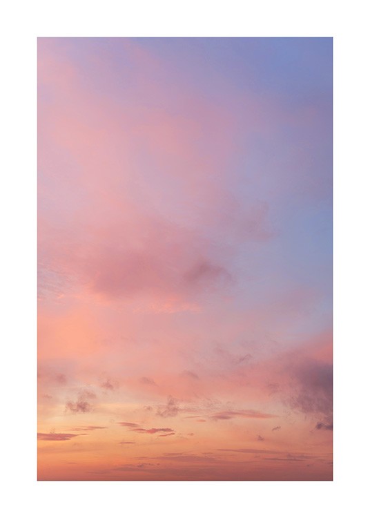  – Fotografi av en solnedgång med rosa moln mot en ljuslila himmel