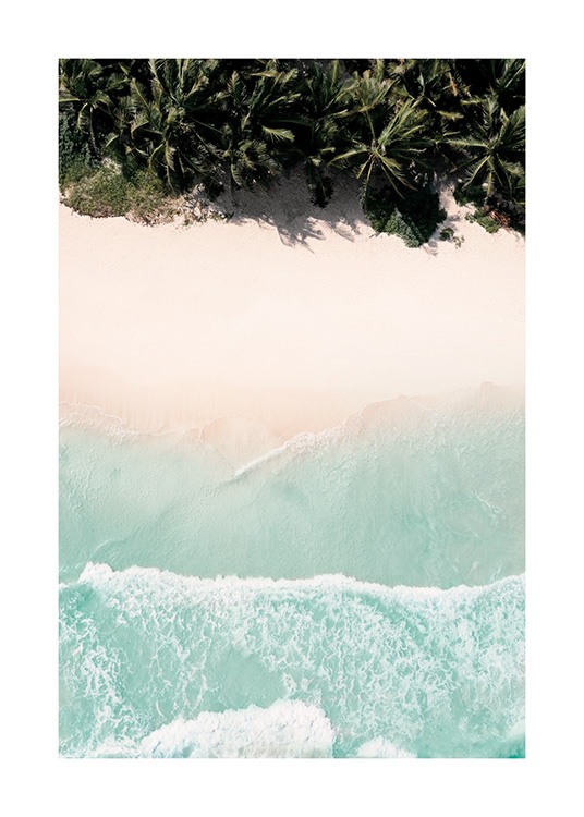  – Fotografi av en strand med rosa sand, blått vatten och palmer