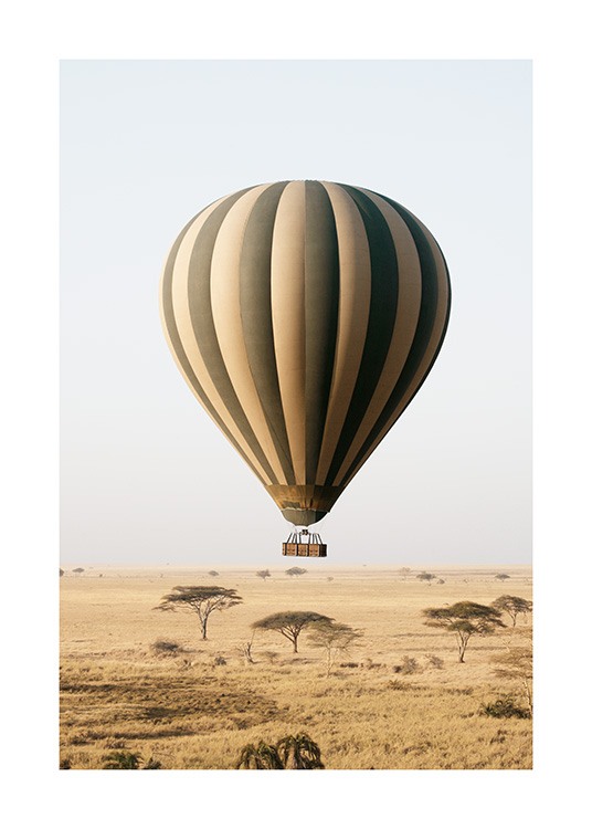  – Fotografi av en randig luftballong ovanför en savann