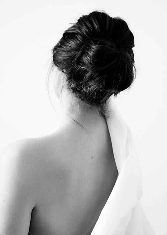  – Svartvitt fotografi av en kvinna sedd bakifrån, med en naken axel och en skjorta över den andra