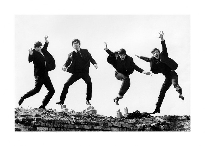  – Svartvitt fotografi av medlemmarna i The Beatles som hoppar i luften
