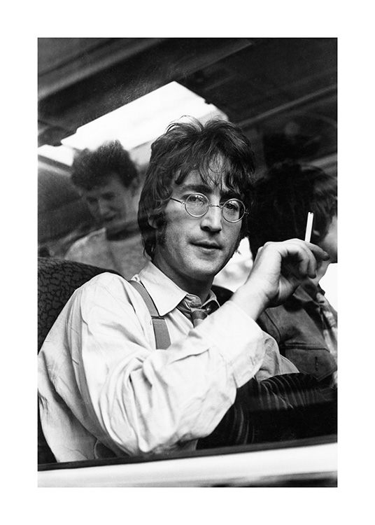  – Svartvitt fotografi av John Lennon på ett tåg, med en cigarett i handen