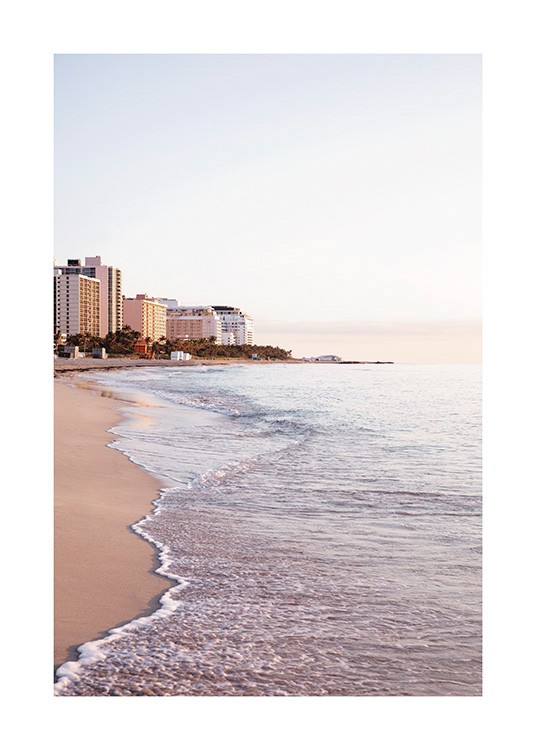  – Fotografi av vågor som sköljer upp på en strand i Miami med byggnader i bakgrunden