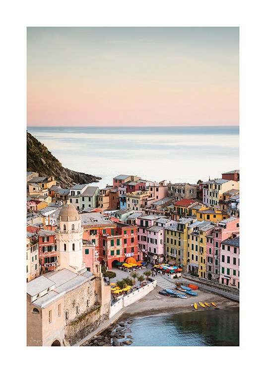  – Fotografi från Vernazza med färgglada hus intill havet