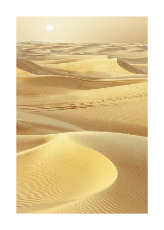  – Fotografi av en öken med gul sand och solen i bakgrunden