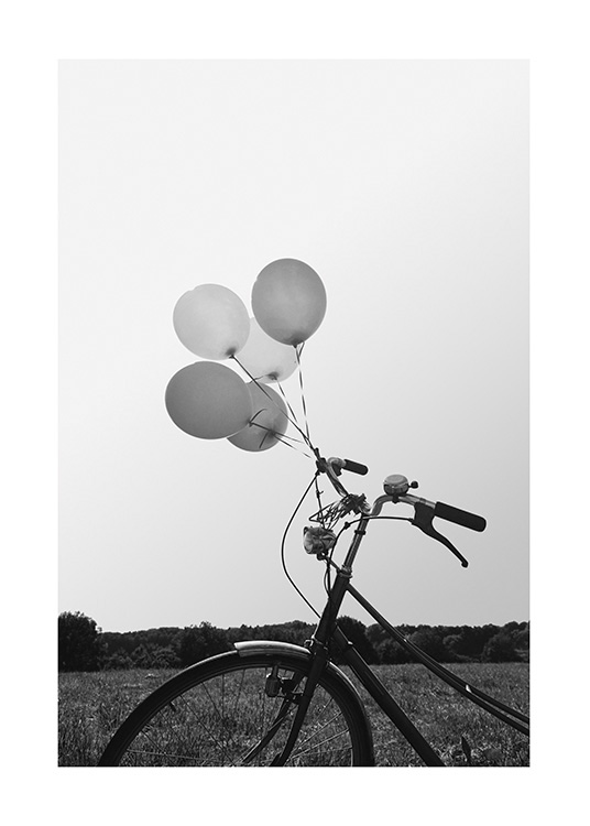  – Svartvitt fotografi av en cykel med ballonger fastknutna på den