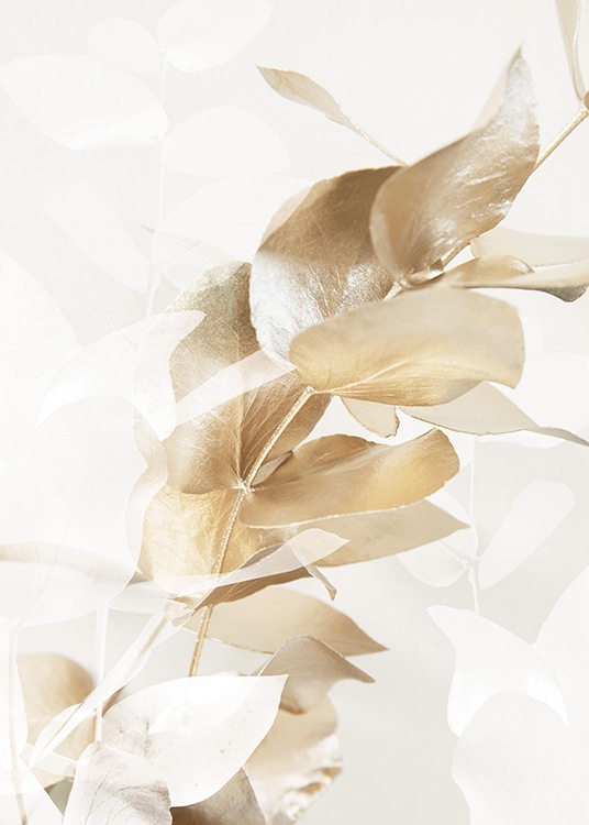  – Fotografi med närbild av en eukalyptuskvist i guld och vitt mot en ljusbeige bakgrund