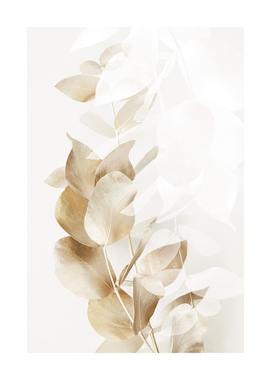  – Fotografi av eukalyptuskvistar i guld och vitt på en ljusbeige bakgrund