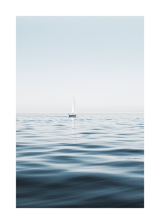  – Fotografi av en segelbåt på ett klart, blått hav med lugna vågor
