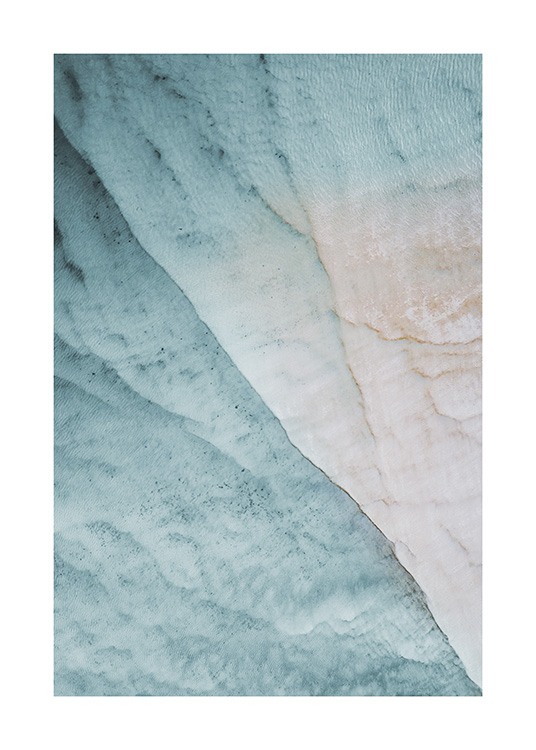  – Fotografi ovanifrån av ett klart, blått hav och en beige havsbotten