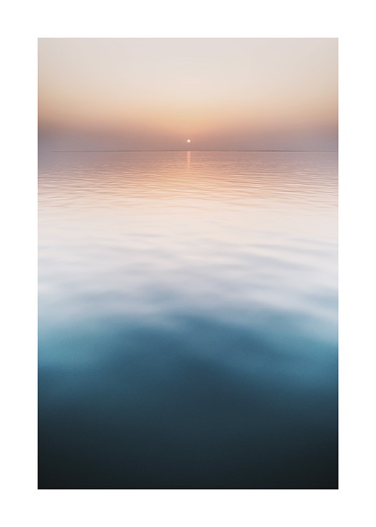  – Fotografi av en solnedgång med ett stilla hav i förgrunden och en pastellrosa himmel