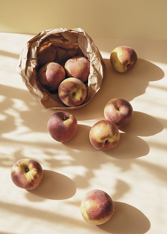  – Fotografi av en brun påse med persikor i och persikor utspridda över en gul bakgrund