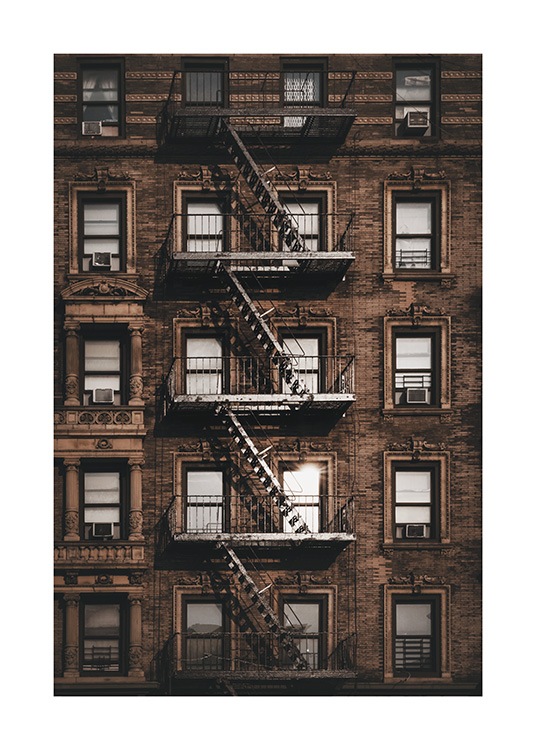  – Fotografi av en byggnad i New York med fönster och en brandstege