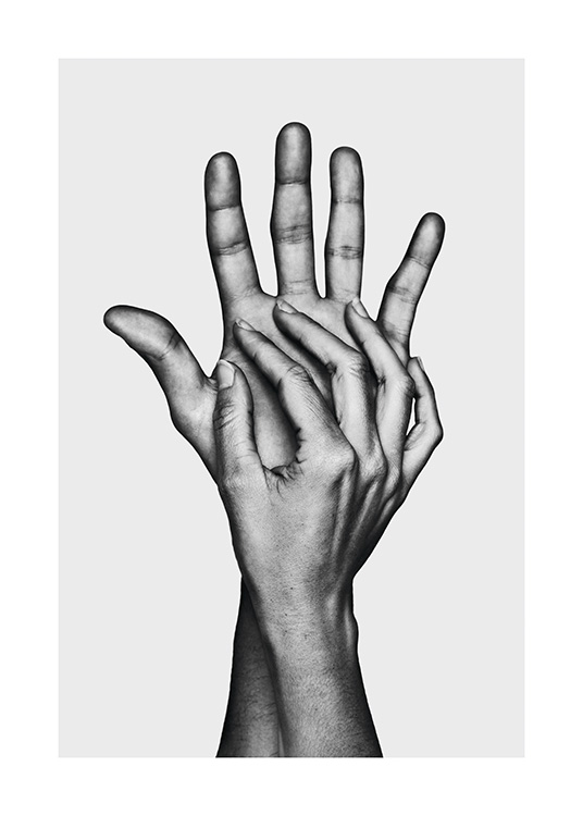  – Svartvitt fotografi av två händer som rör vid varandra, på en ljusgrå bakgrund