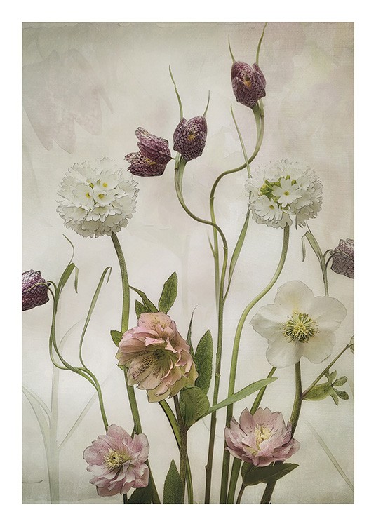 – Målning av vilda trädgårdsblommor i vitt, lila och rosa mot en beige bakgrund