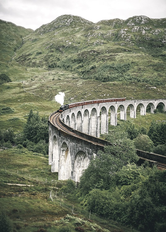  – Fotografi av Glenfinnan-viadukten och ett tåg omgivet av ett grönt landskap