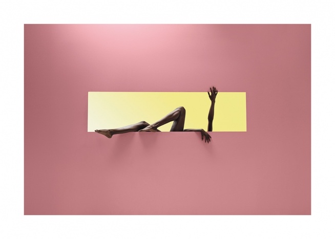  – Fotografi av en kvinna i en gul rektangel mot en rosa bakgrund som sträcker ut armarna och benen