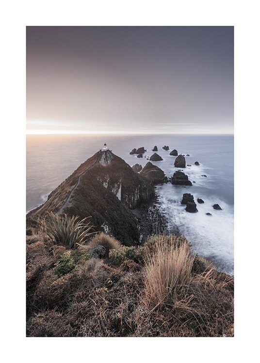  – Fotografi av stora klippor som leder ut i havet