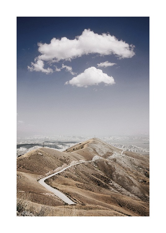  – Fotografi av en bergskedja med en väg igenom, med moln och en blå himmel i bakgrunden