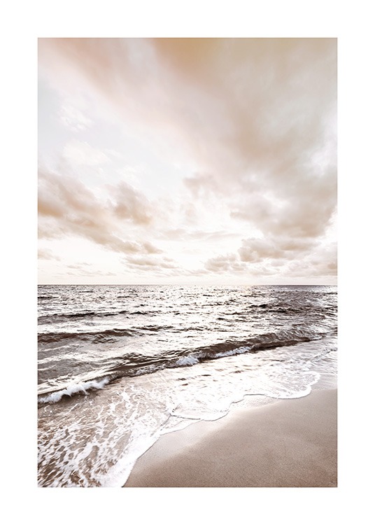  – Fotografi av ett lugnt hav med en strand i förgrunden och moln i bakgrunden