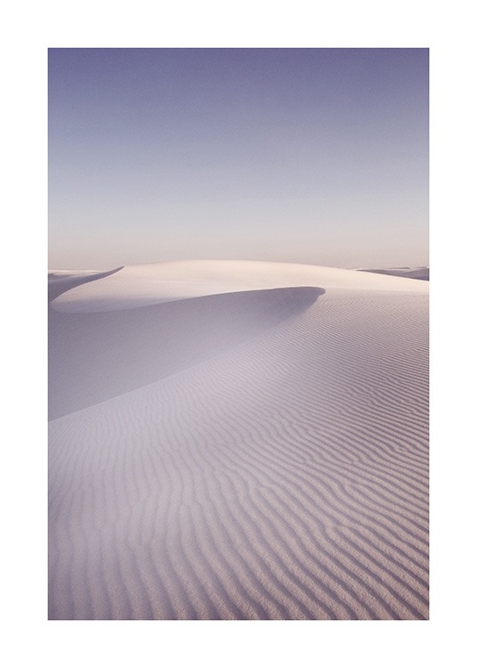  – Fotografi av sanddyner i en öken med räfflad yta, med en blå himmel i bakgrunden