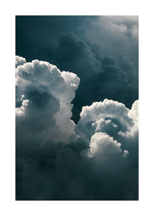  – Fotografi av moln på en stormig, mörkgrå himmel