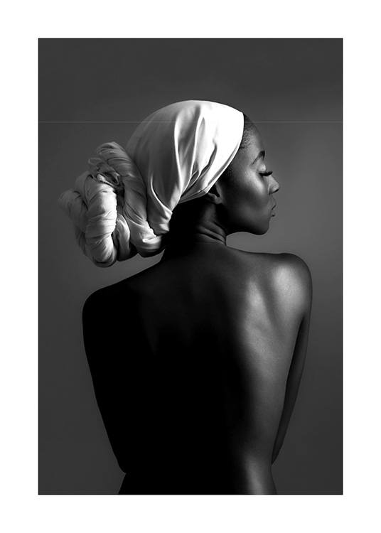  – Svartvitt fotografi av en kvinna med håret inlindat i en sjal, sedd bakifrån