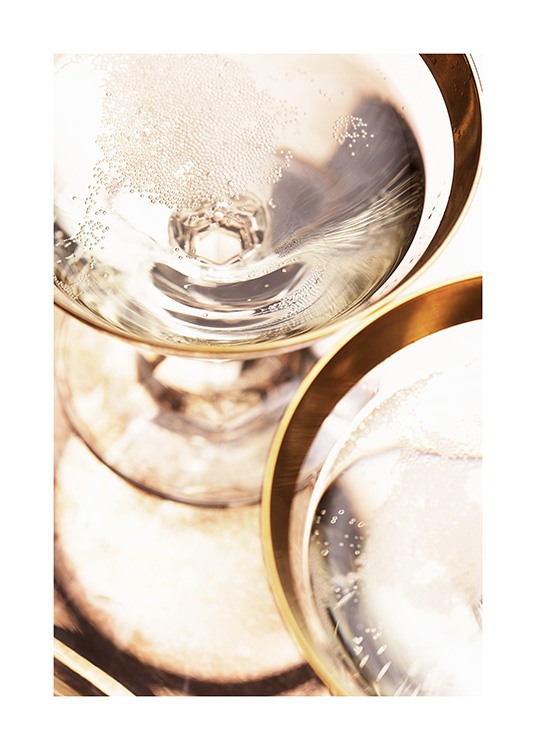  – Fotografi med närbild av guldkantade champagneglas med gyllene champagne