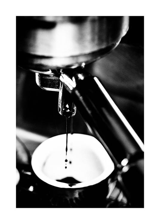  – Svartvitt fotografi med närbild av en espressomaskin som gör kaffe